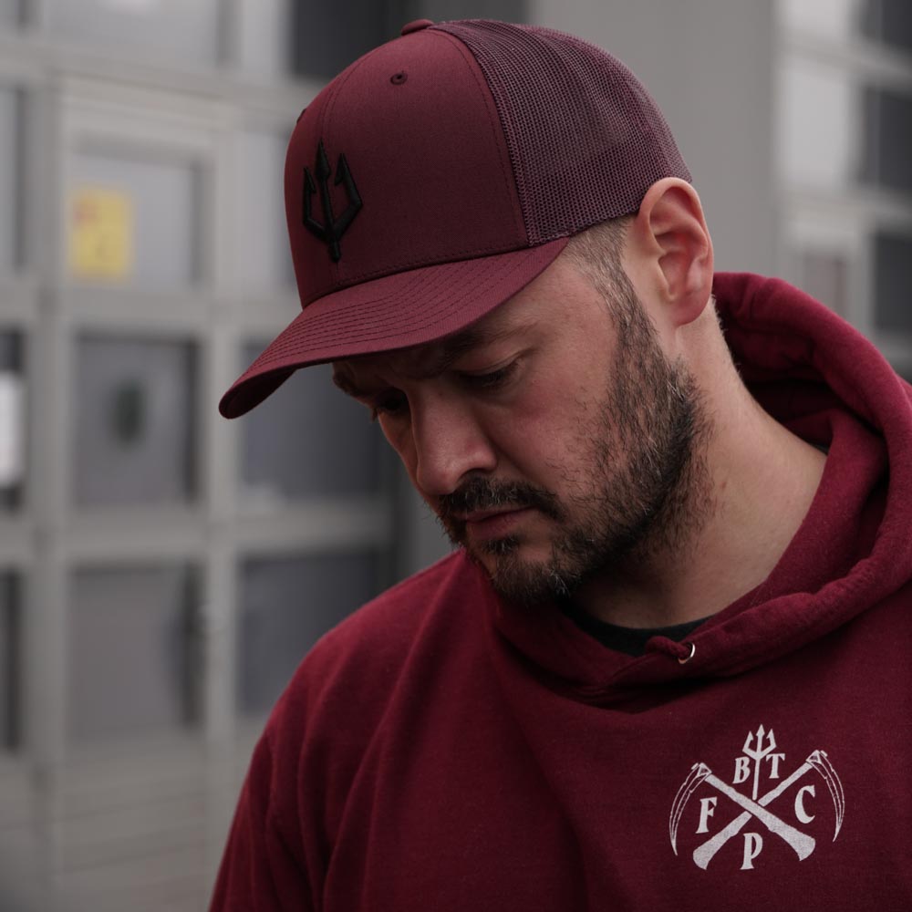 black-trident-urban-trucker-cap-mit-mesh-und-zopfloch image 4