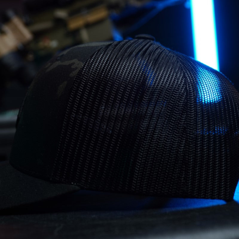 black-trident-urban-trucker-cap-mit-mesh-und-zopfloch image 8