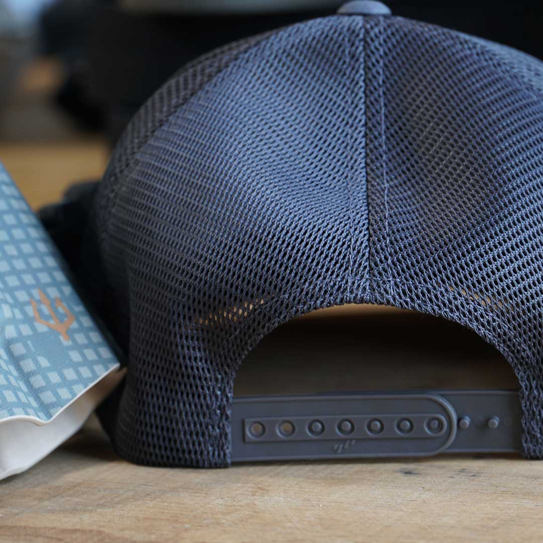 black-trident-urban-trucker-cap-mit-mesh-und-zopfloch image 2