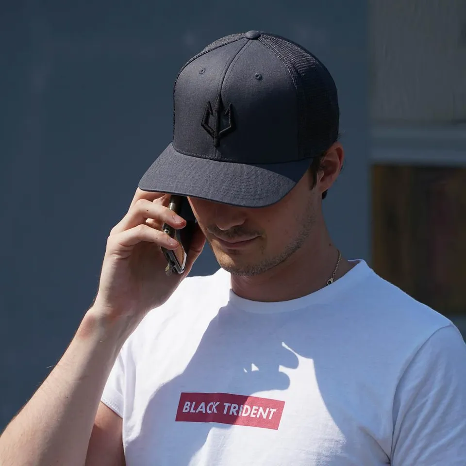 black-trident-urban-trucker-cap-mit-mesh-und-zopfloch image 1