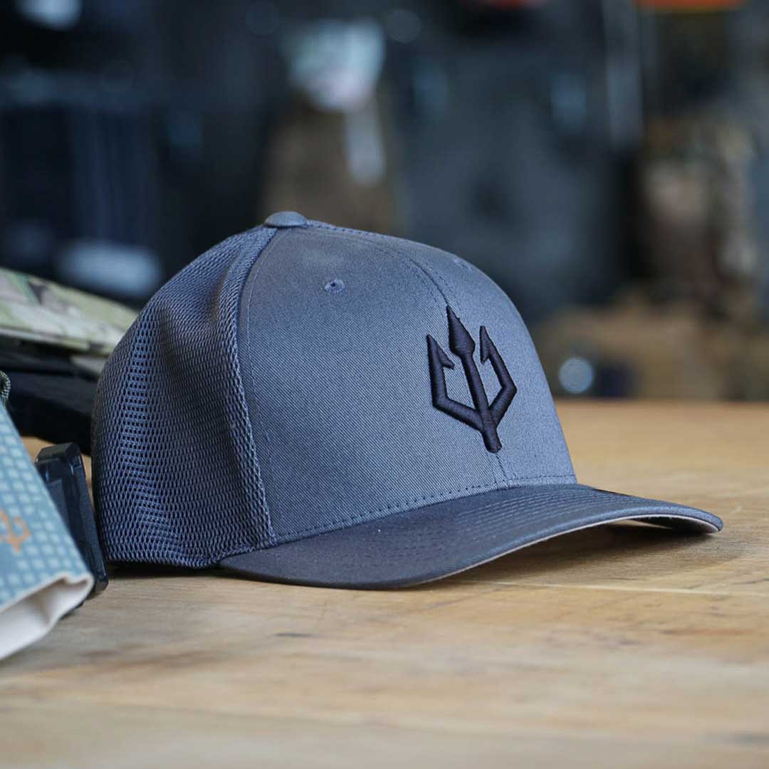 black-trident-urban-trucker-cap-mit-mesh-und-zopfloch image 3