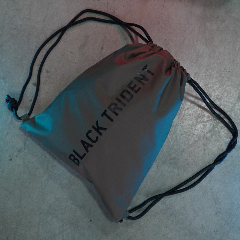 black-trident-gym-bag-beuteltasche-recyceltes-poly-mas-grey image 2