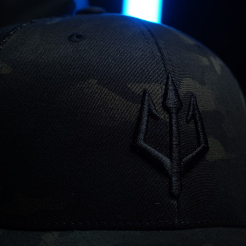 black-trident-urban-trucker-cap-mit-mesh-und-zopfloch image 6