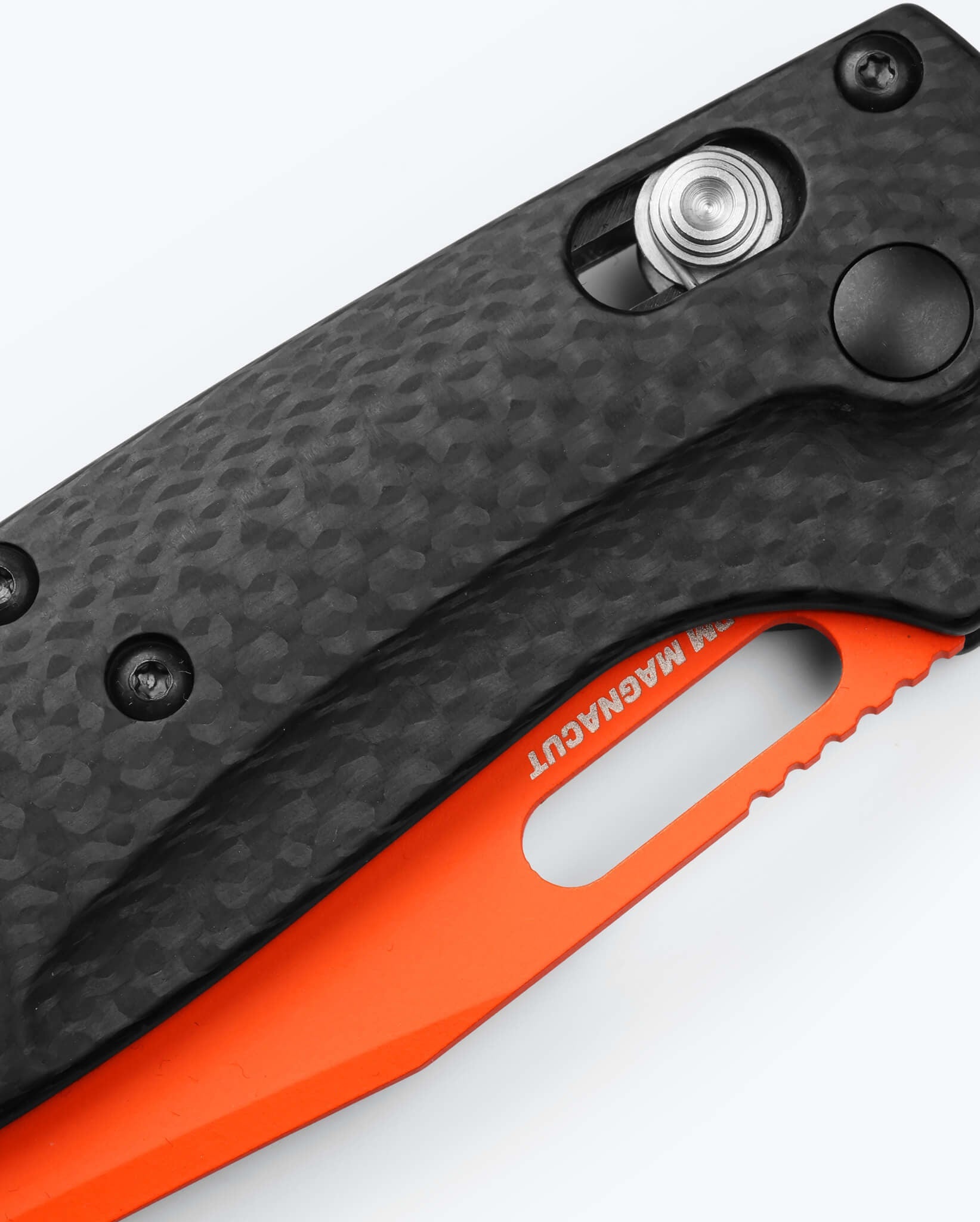 benchmade-taggedout-15535or-01-carbon-fiber-magnacut image 5