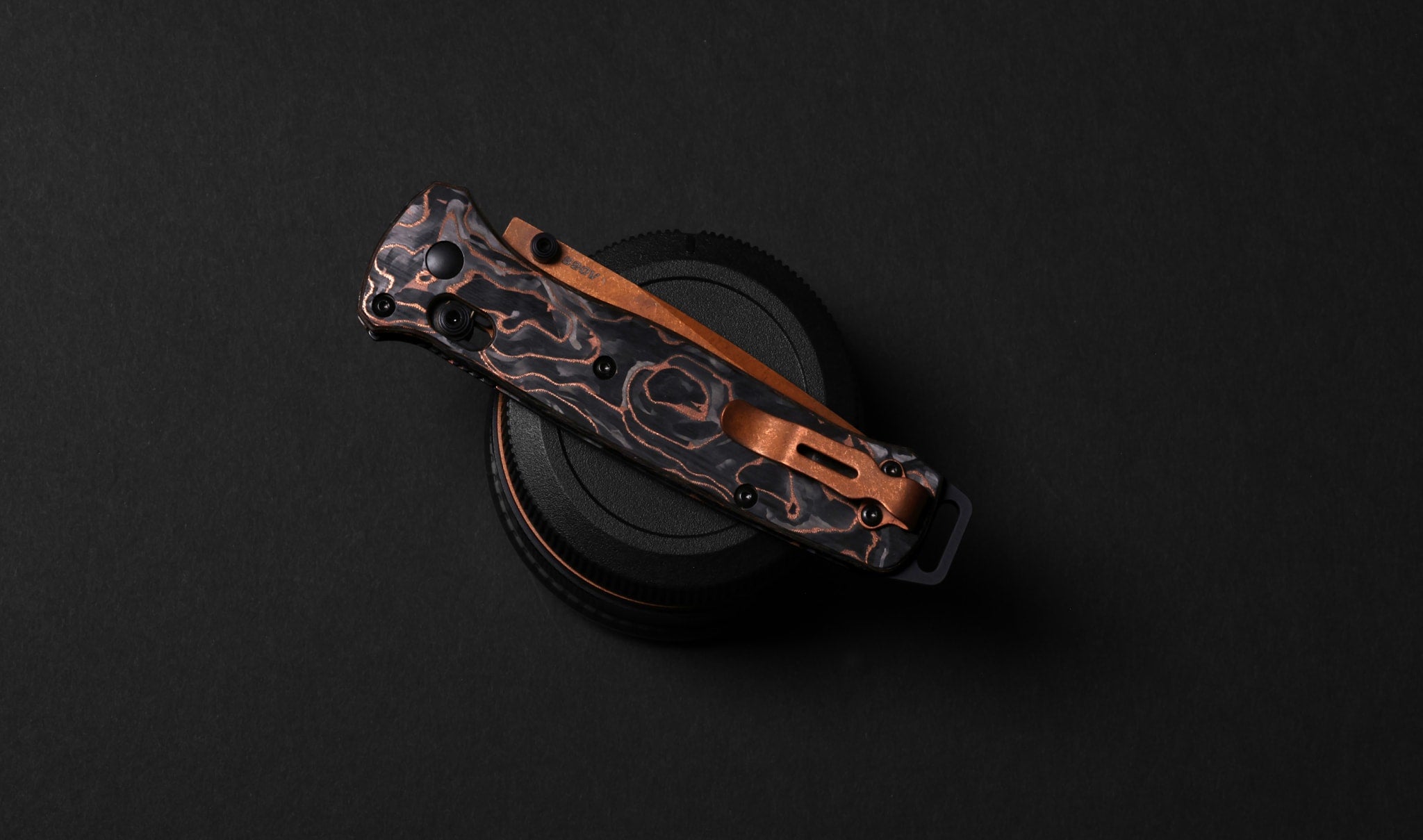 benchmade-bailout-537-001-limited-edition-kupfer-cpm-s90v-carbon-edc-messer image 3