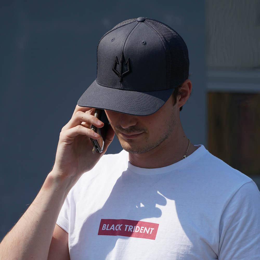 black-trident-urban-trucker-cap-mit-mesh-und-zopfloch image 1